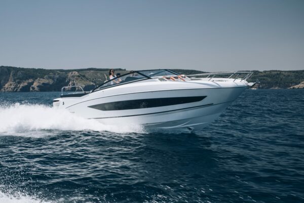 Buying Guide: Motorboat or Sailboat